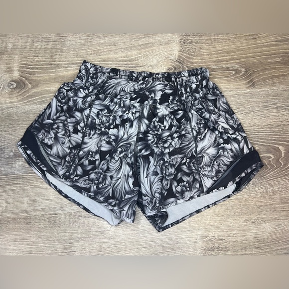 Lululemon Hotty Hot Short II Size 4 - Picture 3 of 11